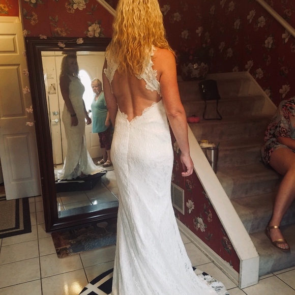 BRIDAL GOWN - NEVER WORN - Picture 1 of 6